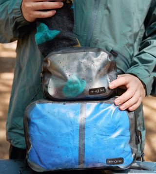 💦Můžete zmoknout s celou výbavou nebo třeba spadnout do jezera. Vodotěané obaly RunOff zajístí, že vaše věci budou v...